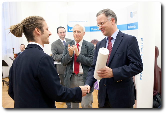 Vice-President for Research Prof. Dr. Markus Müller congratulates Andreas Hahn, PhD