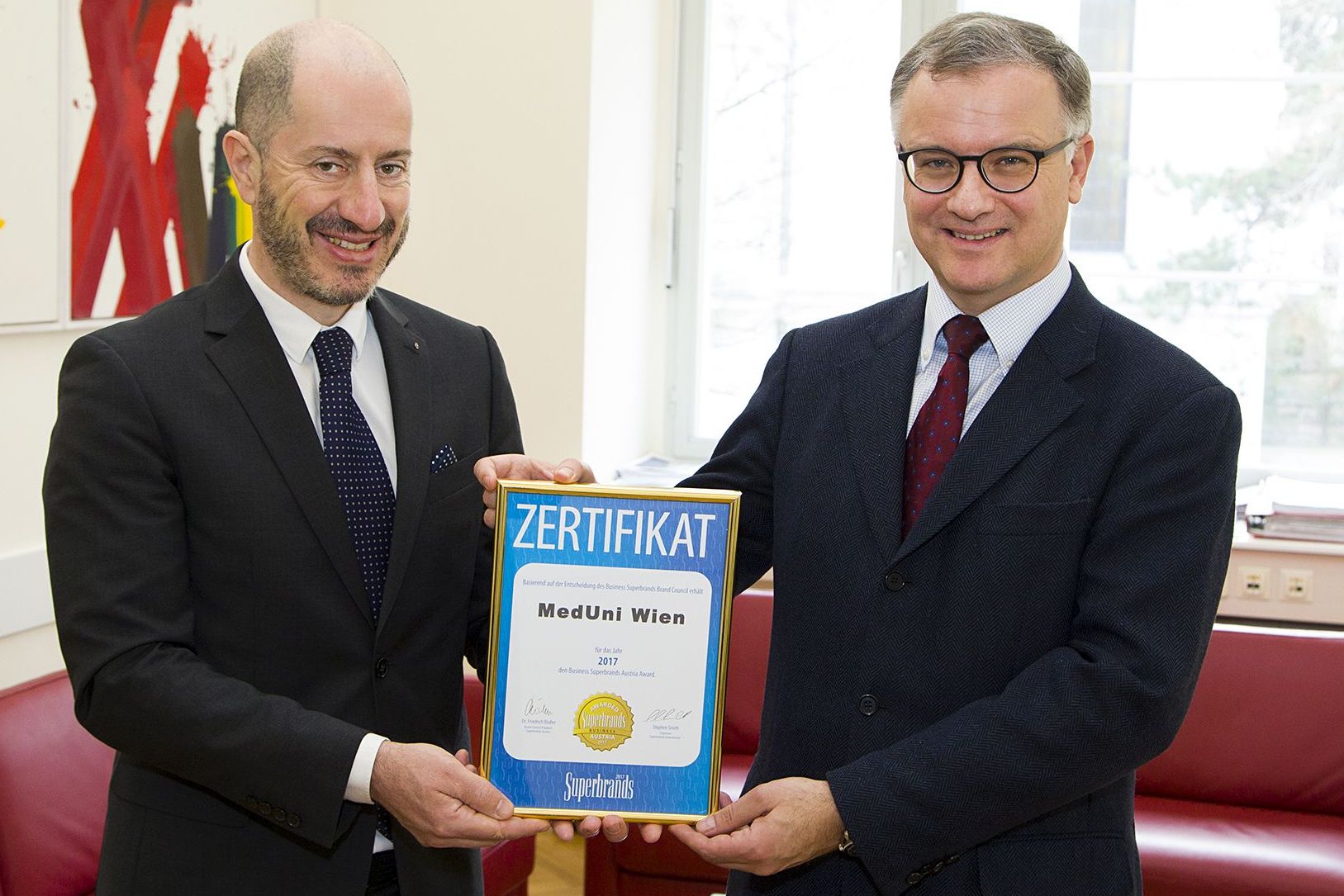 Rektor Müller (re.) bei der Verleihung des Zertifikats
