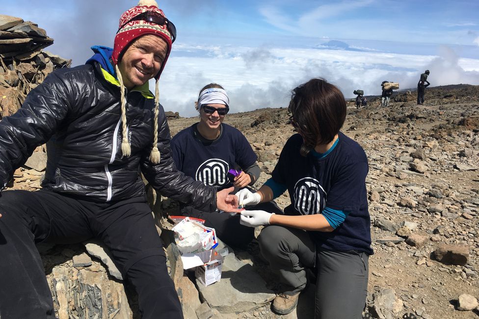 regelmäßige Kontrolle des Medikamentenspiegel  (vlnr.: Andreas Gappmayer, Julia Rothensteiner, Birgit Reiter)