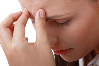 Frau mit Kopfschmerzen