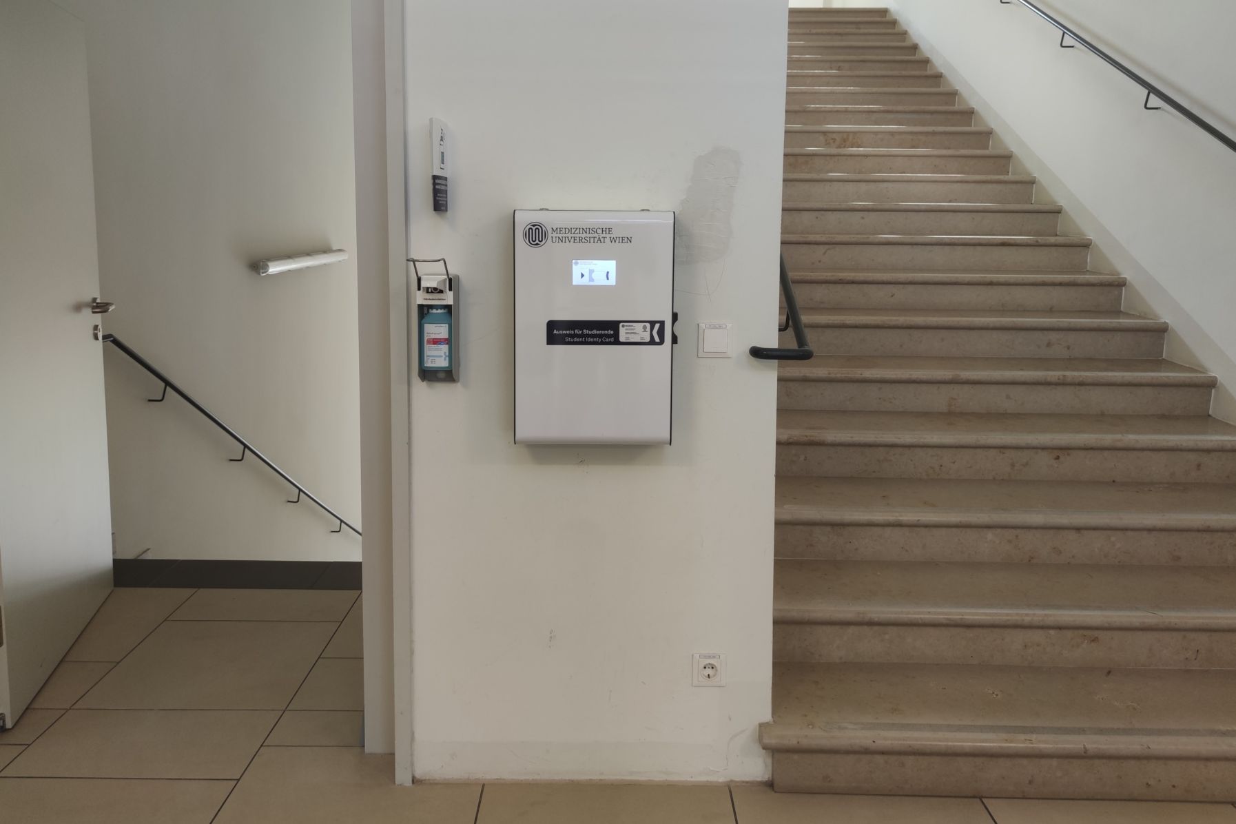 Ausweis-Terminal vor der Studienabteilung