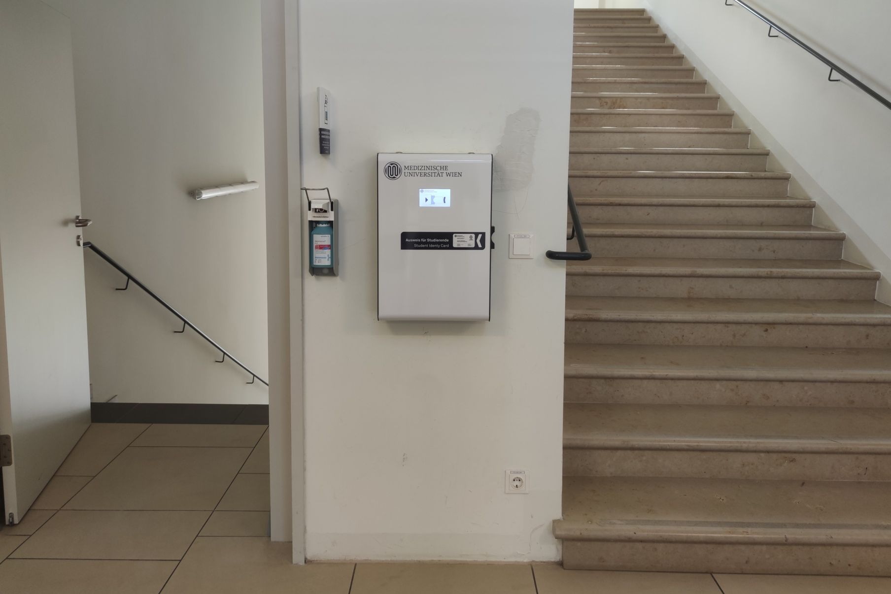 Ausweis-Terminal vor der Studienabteilung