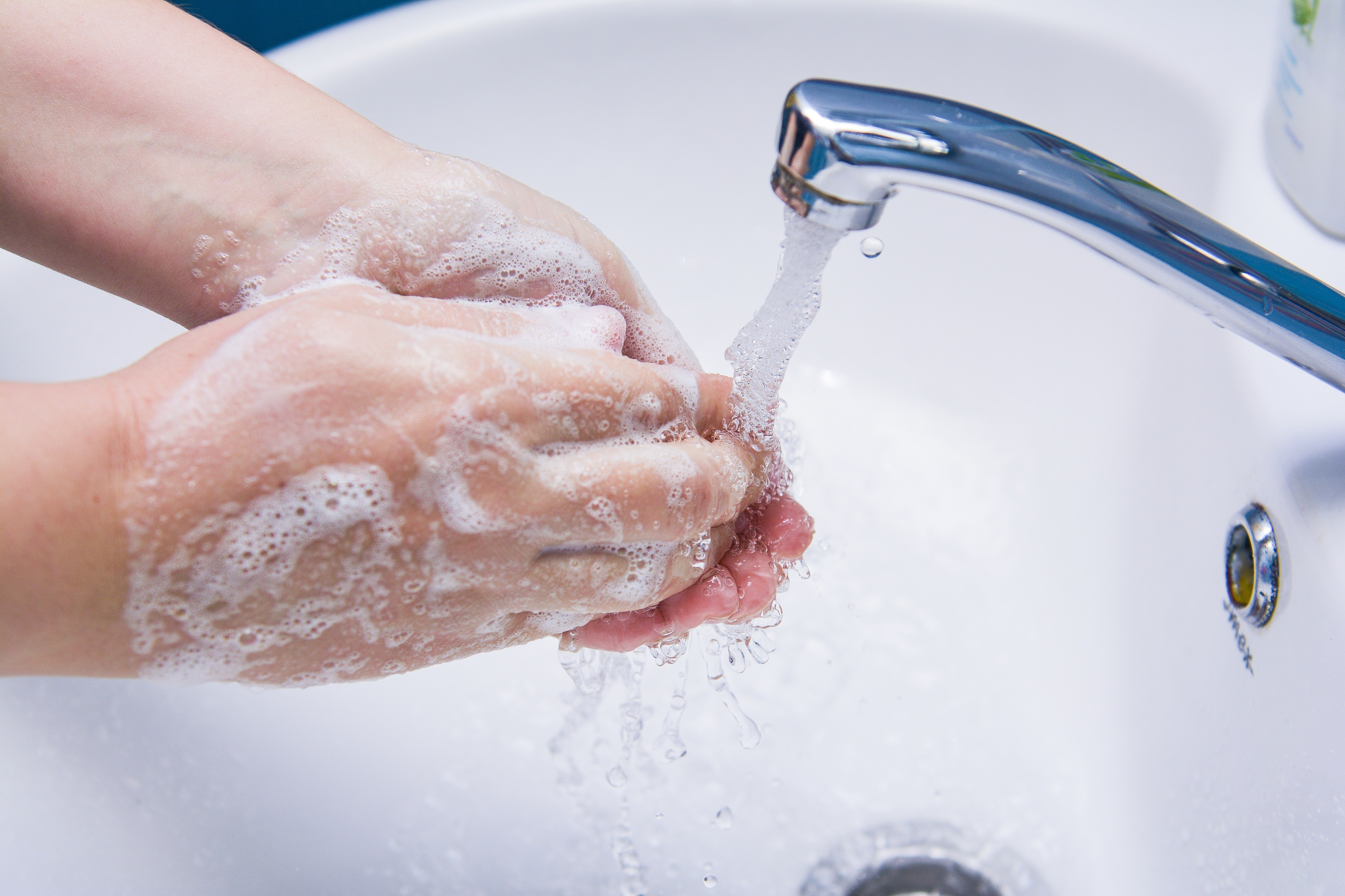 Смыв горячей водой. Мытье рук. Мытье рук с мылом. Вымойте руки с мылом. Мыло для рук.
