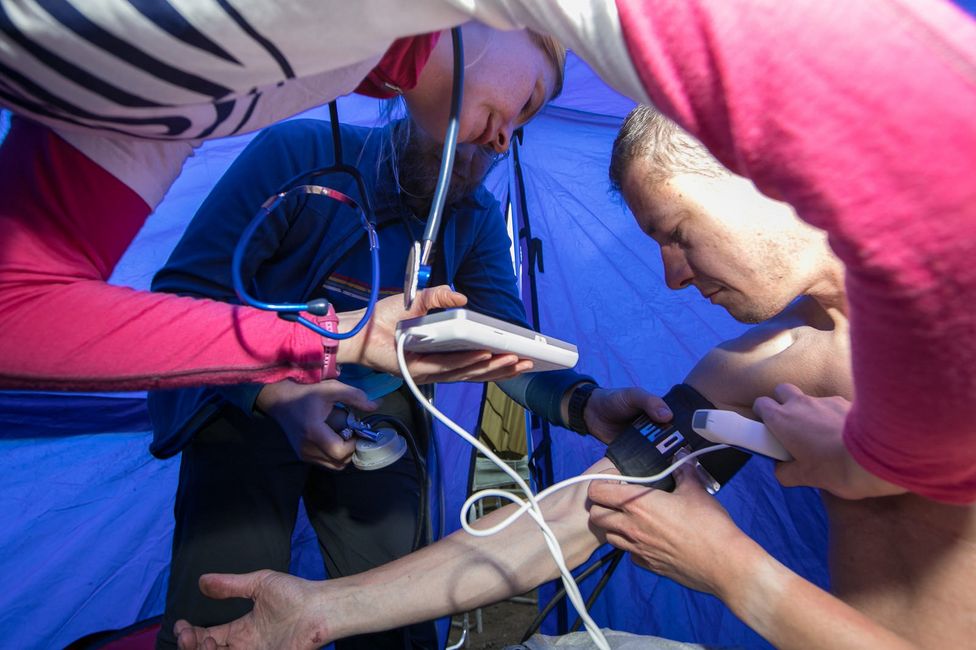 Ultraschall des Rippenfells und Blutdruckmessung (vlnr: Ulrike Weber, Jakob Mühlbacher, Peter Garda)