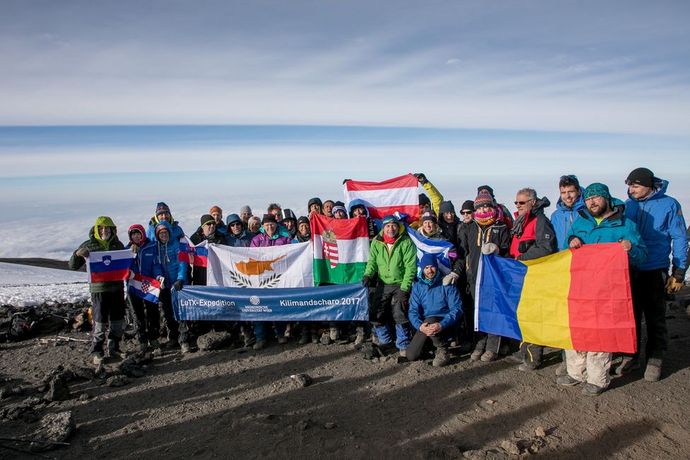 Gipfelsieg der Lungentransplantierten mit Ihren BetreuerInnen am Kilimandscharo